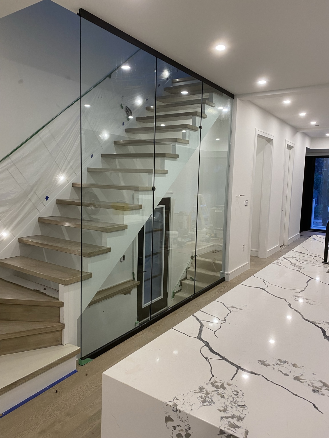 Open riser staircase installation